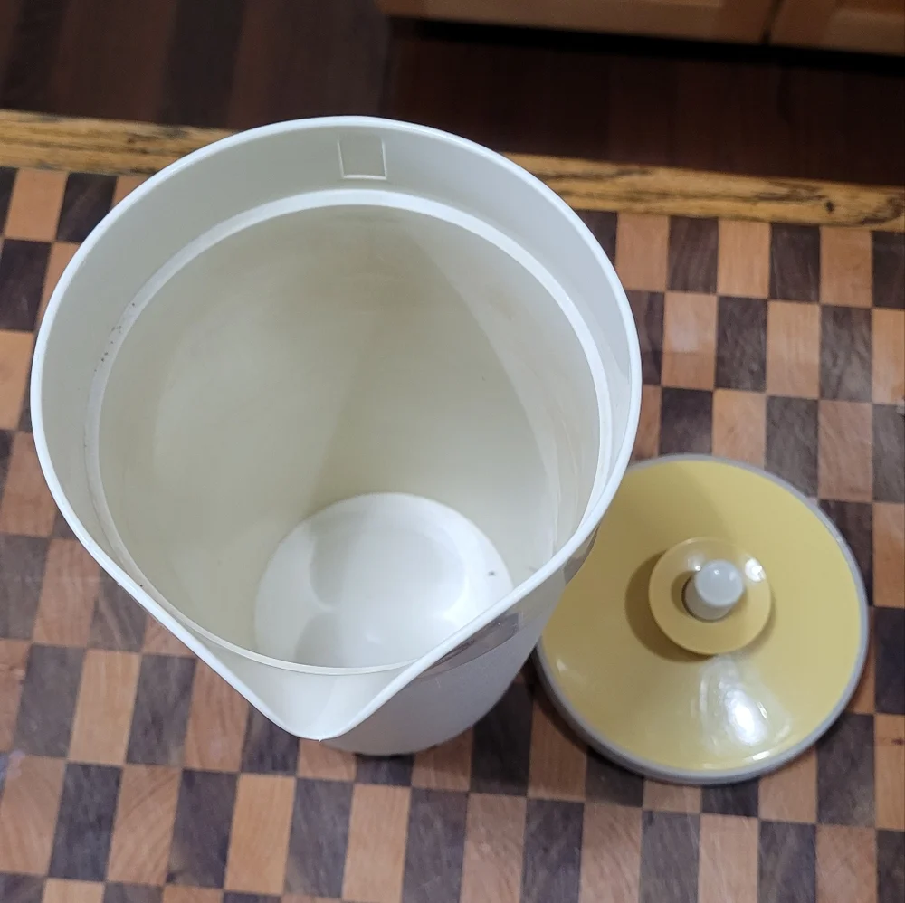 Tupperware 1 Qt Pitcher - Picture 2 of 3